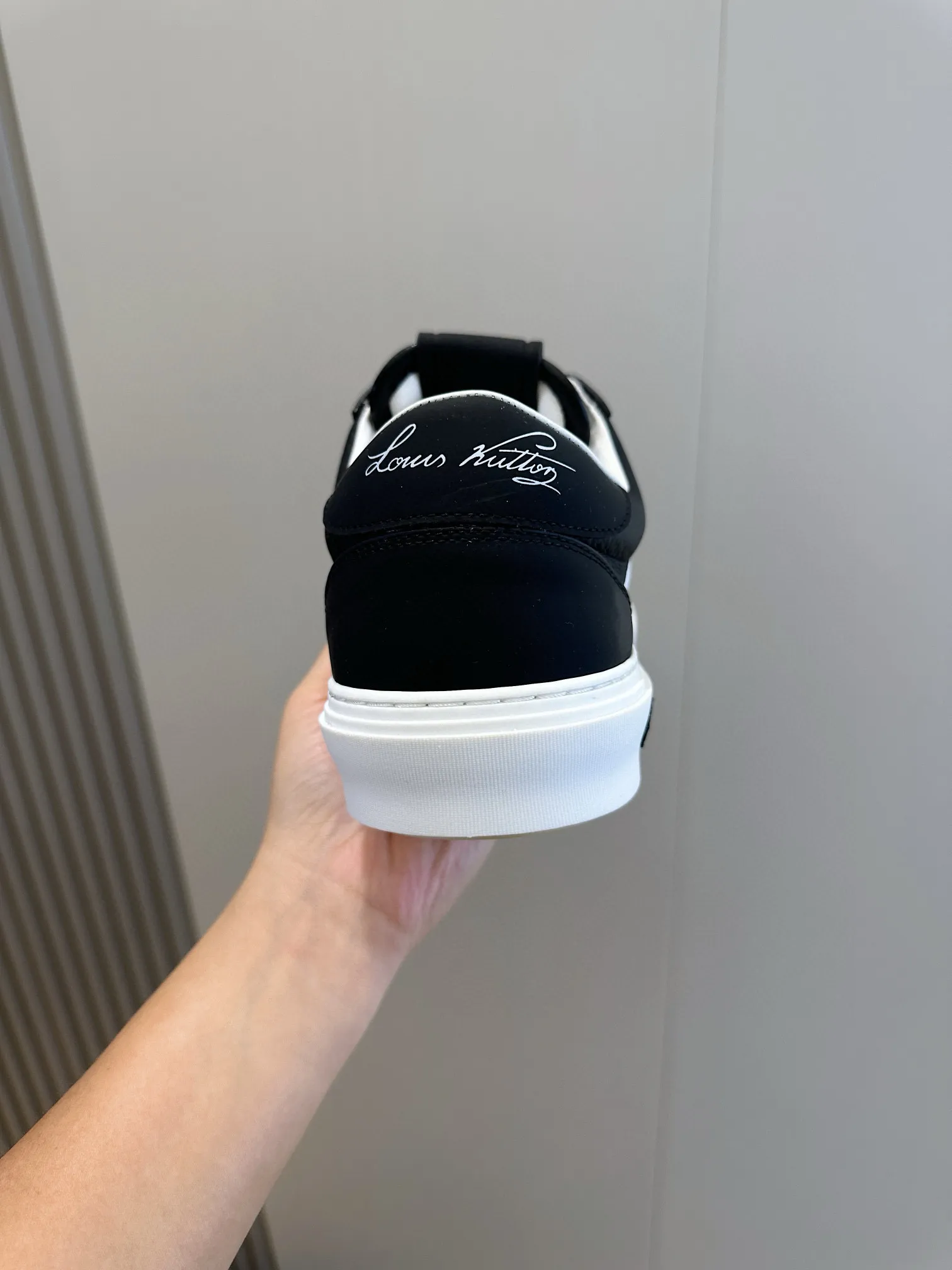 Factory price: 438💰LV full cowhide color-printed men's sneakers. This Ollie lace-up sneaker is made of floral embossed fabric, continuing the inspiration of the season's ready-to-wear collection. The laces are used to set off the gorgeous design, monogram flowers are embellished with transparent rubber outsole, and the brand logo is written on the back. Cowhide upper, cowhide lining, TPU outsole Size: 39-44 (customized at 38.45)